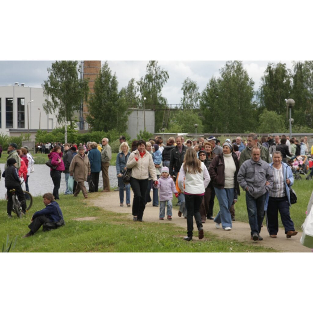 Šogad pilsētas svētku programma bija neparasti plaša, turklāt šie svētki norisēja vienlaikus ar Jāņa Cimzes 195 gadu jubileju un Vidzemes draudzes skolu skolotāju semināra 170. gadadienu.
Autors: Aldis Dubļāns