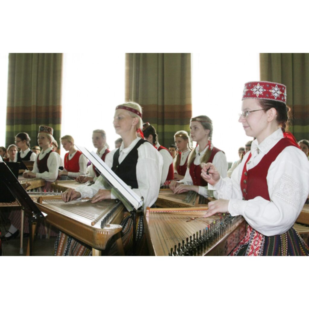 Šogad pilsētas svētku programma bija neparasti plaša, turklāt šie svētki norisēja vienlaikus ar Jāņa Cimzes 195 gadu jubileju un Vidzemes draudzes skolu skolotāju semināra 170. gadadienu.
Autors: Aldis Dubļāns
