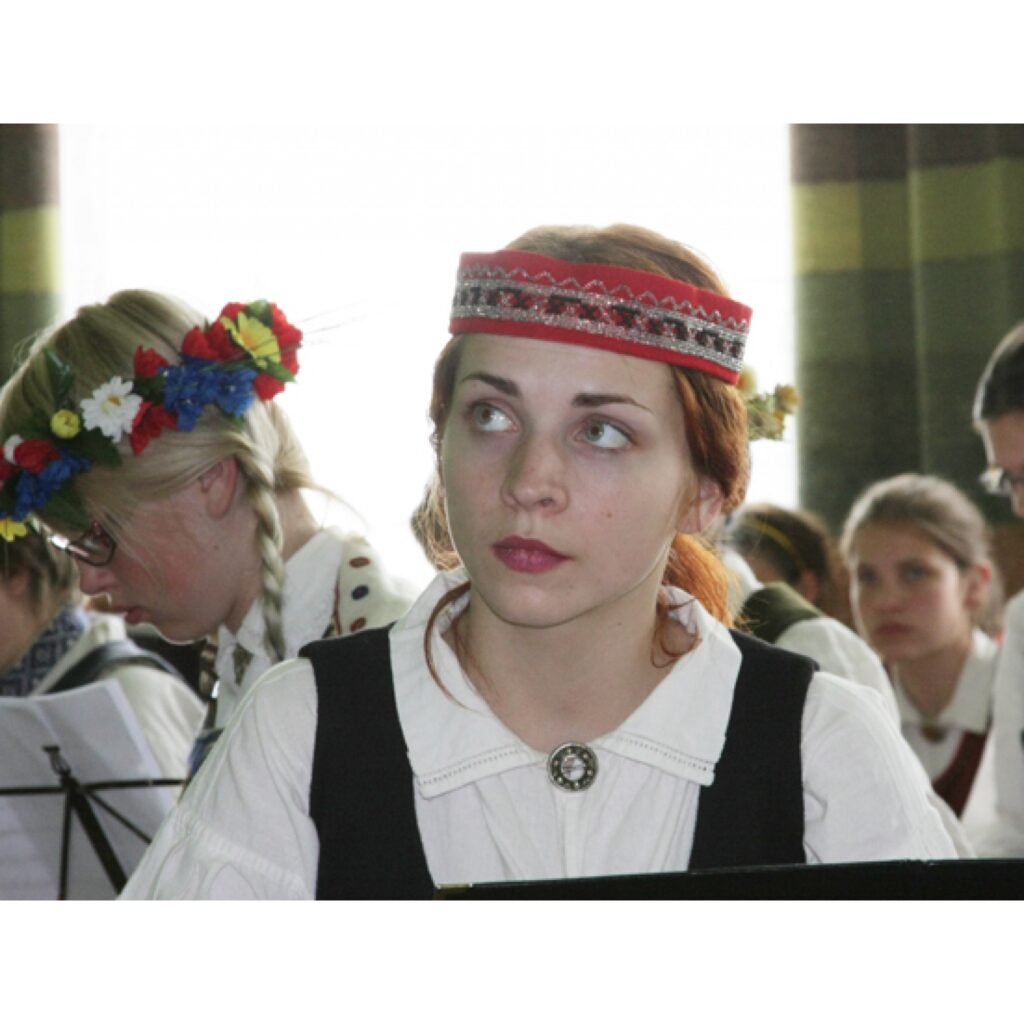 Šogad pilsētas svētku programma bija neparasti plaša, turklāt šie svētki norisēja vienlaikus ar Jāņa Cimzes 195 gadu jubileju un Vidzemes draudzes skolu skolotāju semināra 170. gadadienu.
Autors: Aldis Dubļāns