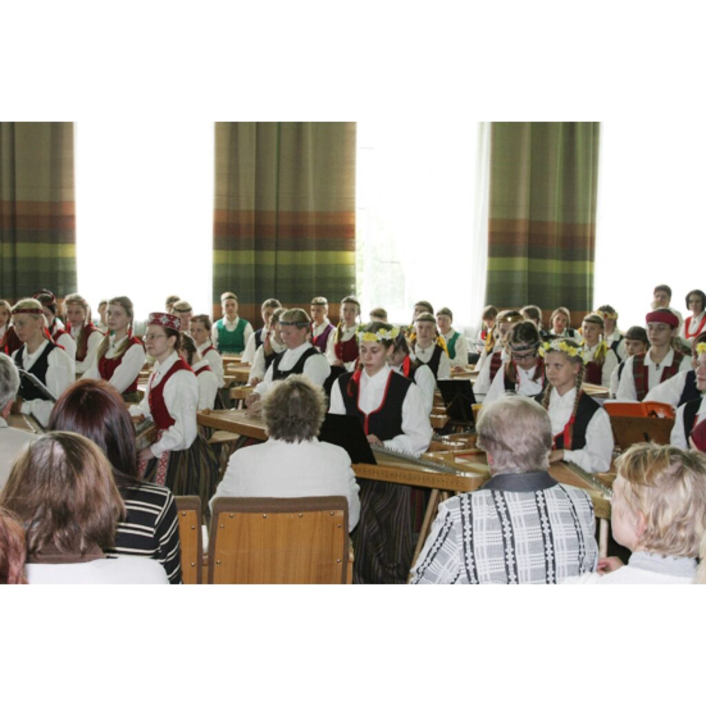 Šogad pilsētas svētku programma bija neparasti plaša, turklāt šie svētki norisēja vienlaikus ar Jāņa Cimzes 195 gadu jubileju un Vidzemes draudzes skolu skolotāju semināra 170. gadadienu.
Autors: Aldis Dubļāns