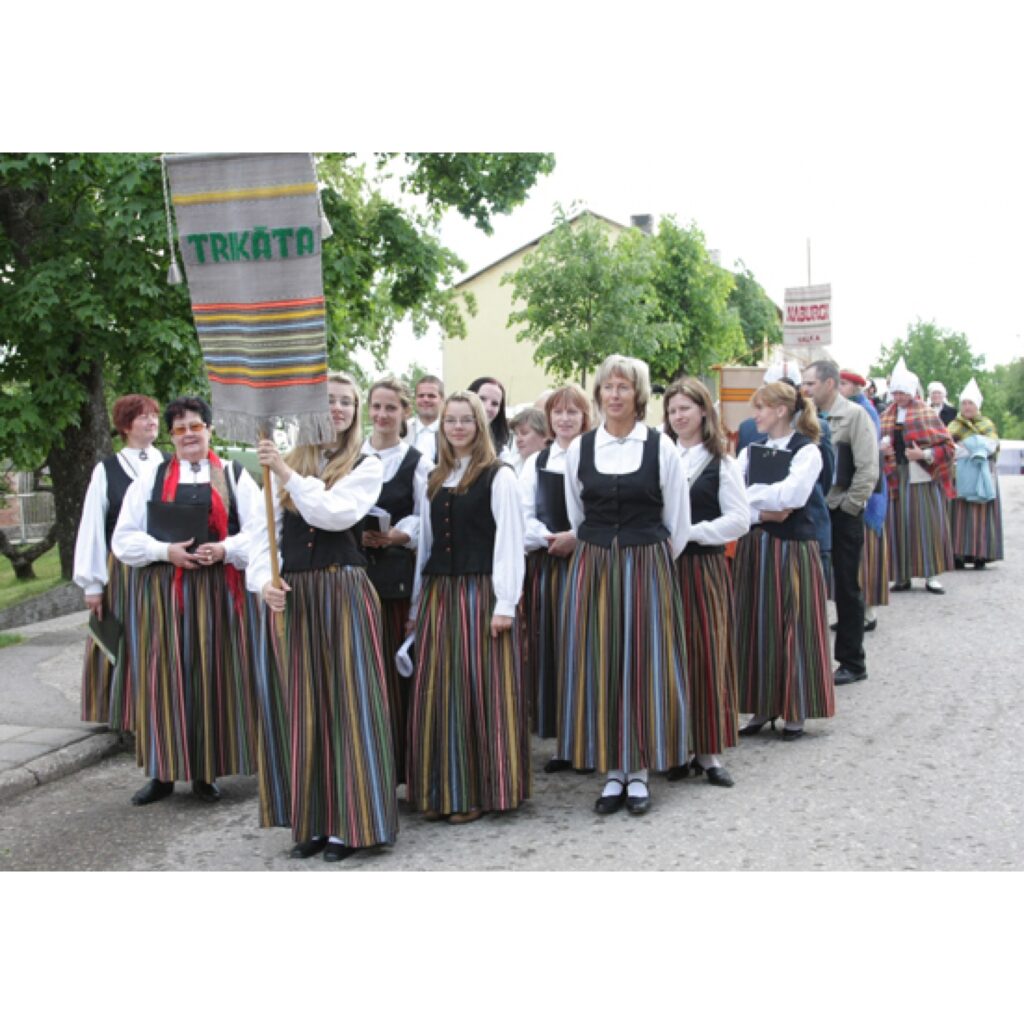 Šogad pilsētas svētku programma bija neparasti plaša, turklāt šie svētki norisēja vienlaikus ar Jāņa Cimzes 195 gadu jubileju un Vidzemes draudzes skolu skolotāju semināra 170. gadadienu.
Autors: Aldis Dubļāns