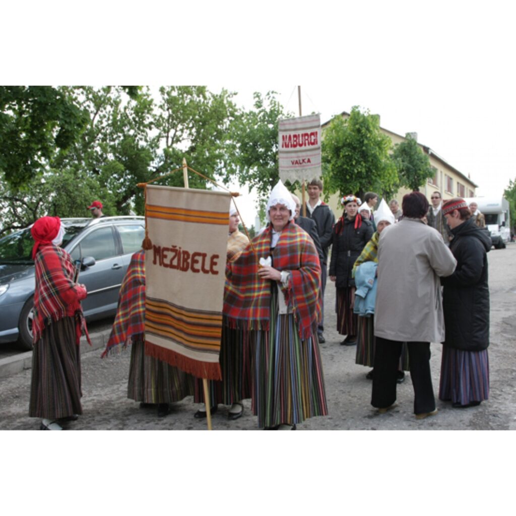 Šogad pilsētas svētku programma bija neparasti plaša, turklāt šie svētki norisēja vienlaikus ar Jāņa Cimzes 195 gadu jubileju un Vidzemes draudzes skolu skolotāju semināra 170. gadadienu.
Autors: Aldis Dubļāns