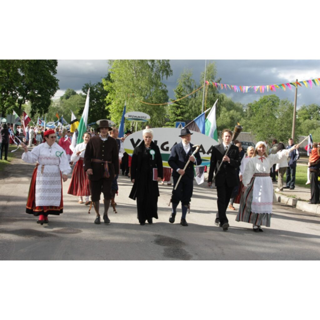 Šogad pilsētas svētku programma bija neparasti plaša, turklāt šie svētki norisēja vienlaikus ar Jāņa Cimzes 195 gadu jubileju un Vidzemes draudzes skolu skolotāju semināra 170. gadadienu.
Autors: Aldis Dubļāns
