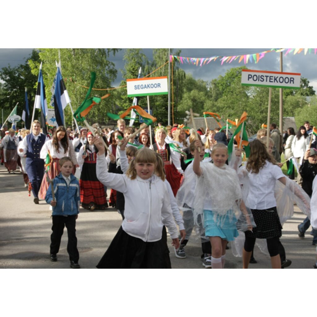 Šogad pilsētas svētku programma bija neparasti plaša, turklāt šie svētki norisēja vienlaikus ar Jāņa Cimzes 195 gadu jubileju un Vidzemes draudzes skolu skolotāju semināra 170. gadadienu.
Autors: Aldis Dubļāns