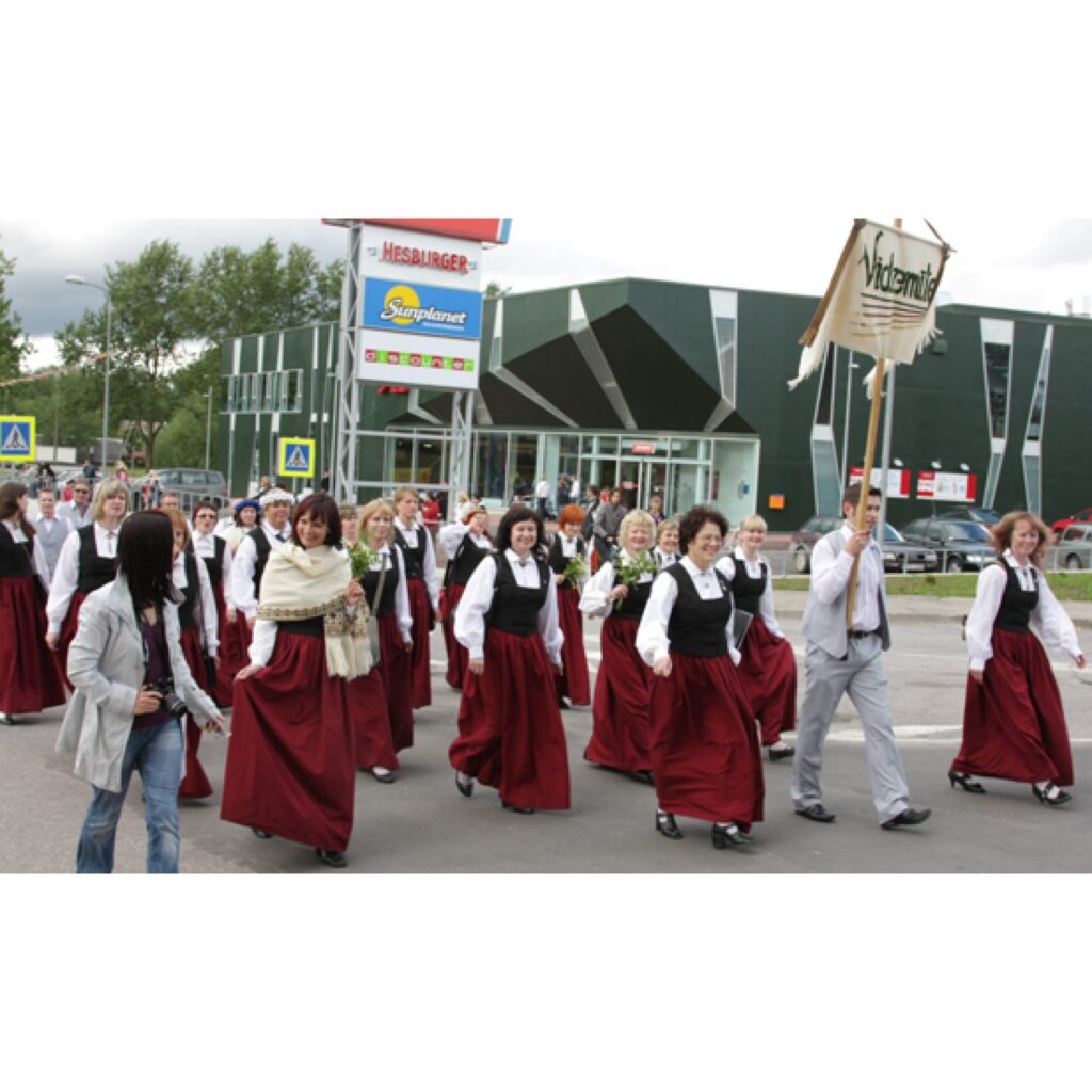 Šogad pilsētas svētku programma bija neparasti plaša, turklāt šie svētki norisēja vienlaikus ar Jāņa Cimzes 195 gadu jubileju un Vidzemes draudzes skolu skolotāju semināra 170. gadadienu.
Autors: Aldis Dubļāns