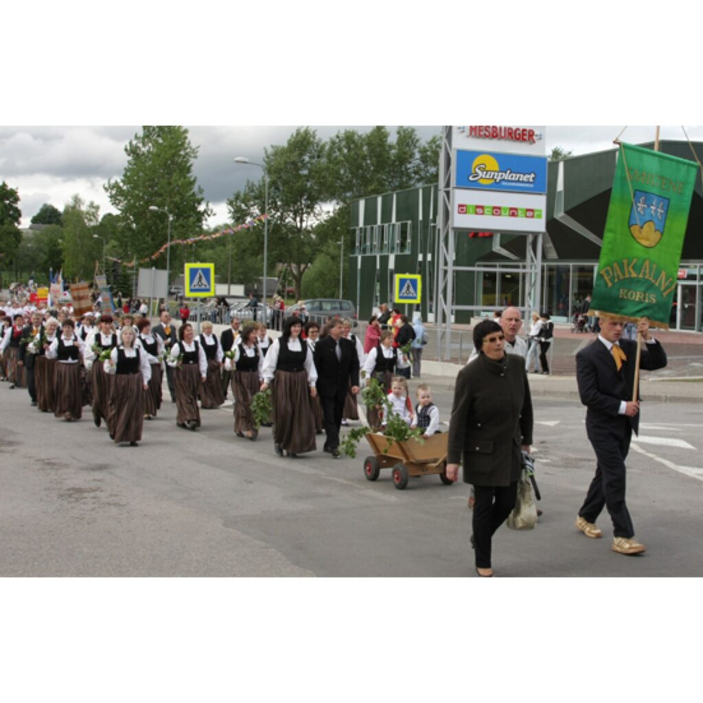 Šogad pilsētas svētku programma bija neparasti plaša, turklāt šie svētki norisēja vienlaikus ar Jāņa Cimzes 195 gadu jubileju un Vidzemes draudzes skolu skolotāju semināra 170. gadadienu.
Autors: Aldis Dubļāns