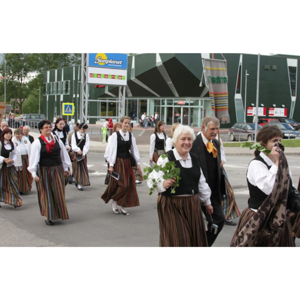 Šogad pilsētas svētku programma bija neparasti plaša, turklāt šie svētki norisēja vienlaikus ar Jāņa Cimzes 195 gadu jubileju un Vidzemes draudzes skolu skolotāju semināra 170. gadadienu.
Autors: Aldis Dubļāns