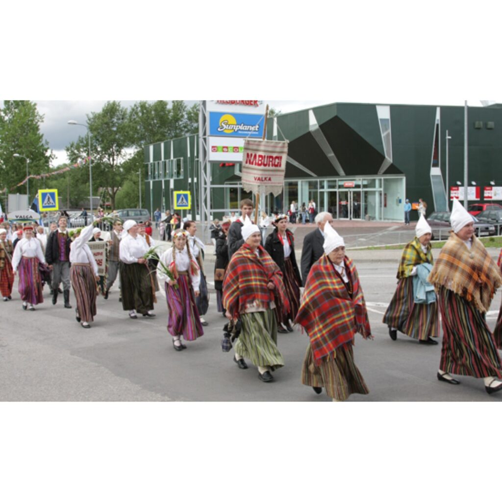 Šogad pilsētas svētku programma bija neparasti plaša, turklāt šie svētki norisēja vienlaikus ar Jāņa Cimzes 195 gadu jubileju un Vidzemes draudzes skolu skolotāju semināra 170. gadadienu.
Autors: Aldis Dubļāns