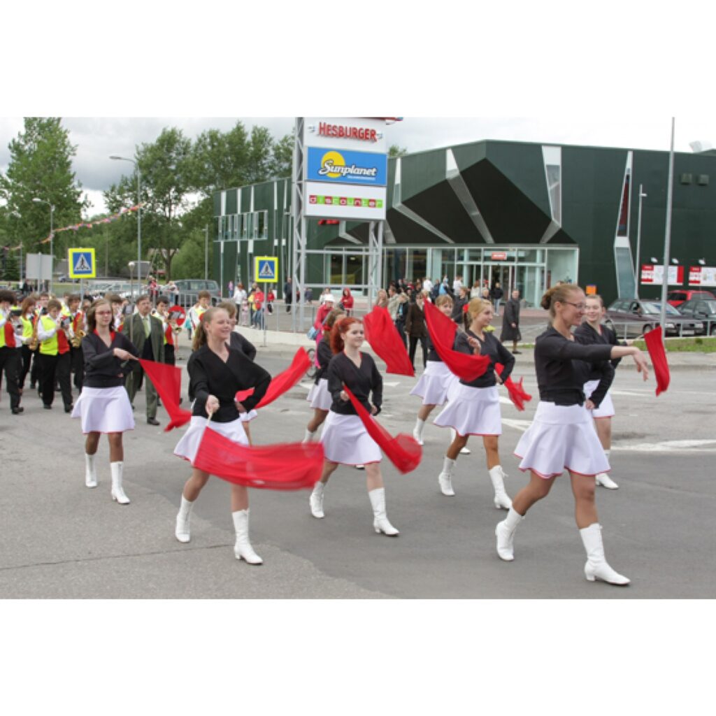 Šogad pilsētas svētku programma bija neparasti plaša, turklāt šie svētki norisēja vienlaikus ar Jāņa Cimzes 195 gadu jubileju un Vidzemes draudzes skolu skolotāju semināra 170. gadadienu.
Autors: Aldis Dubļāns