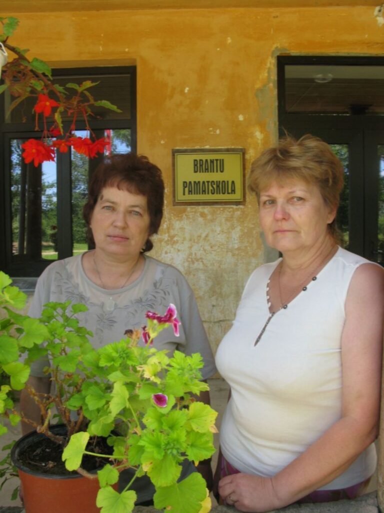Brantu skolas direktores vietniece Dzintra Cerbule (no kreisās) skolā nostrādājusi 38 gadus, direktore Ruta Kampe - 42 gadus. “1. septembrī būs jocīga sajūta,” saka pedagoģes. Viņu skolu likvidēs.
Autors: Sandra Pētersone