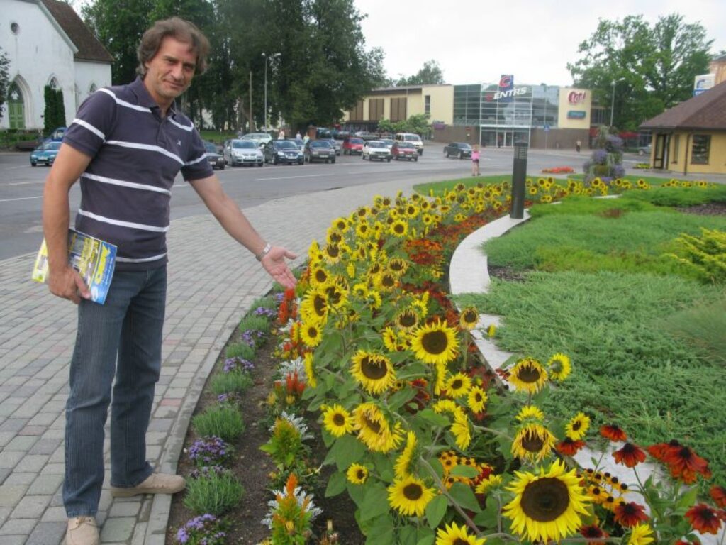 “Man vislabāk patīk šī,” saka ceļojumu gids Ilmārs Mednis. Viņš pabijis daudzviet Eiropā, bet nekur pilsētu apstādījumos nav ievērojis saulespuķes.
Autors: Sandra Pētersone