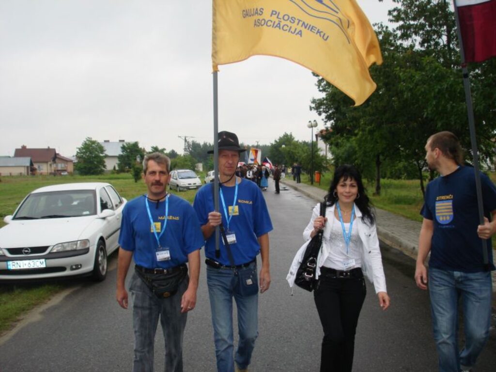 Starptautiskās plostnieku asociācijas asamblejā Polijā Latviju pārstāvēja biedrības “Gaujas plostnieki” delegācija: Māris Ozols (no kreisās), Romāns Polītis, Andrejs Poloskovs (attēlā - kopā ar delegācijas tulku). Fotogrāfijā nav redzams vēl viens delegāts - Ainārs Vanags
Autors: No personīgā arhīva