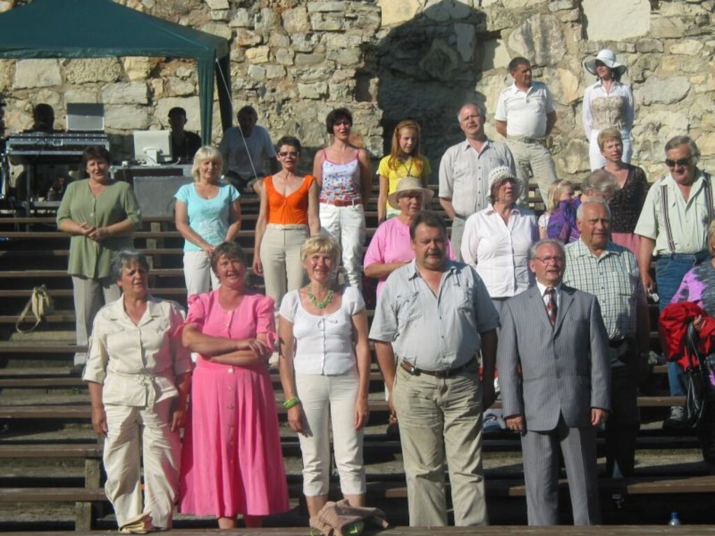 Sestdien Valkas brīvdabas estrādē izdziedājās ne vien vokālie ansambļi, bet arī skatītāji, tostarp Valkas novada domes priekšsēdētājs Kārlis Albergs un deputāts Mārtiņš Kreilis.
Autors: Inga Karpova