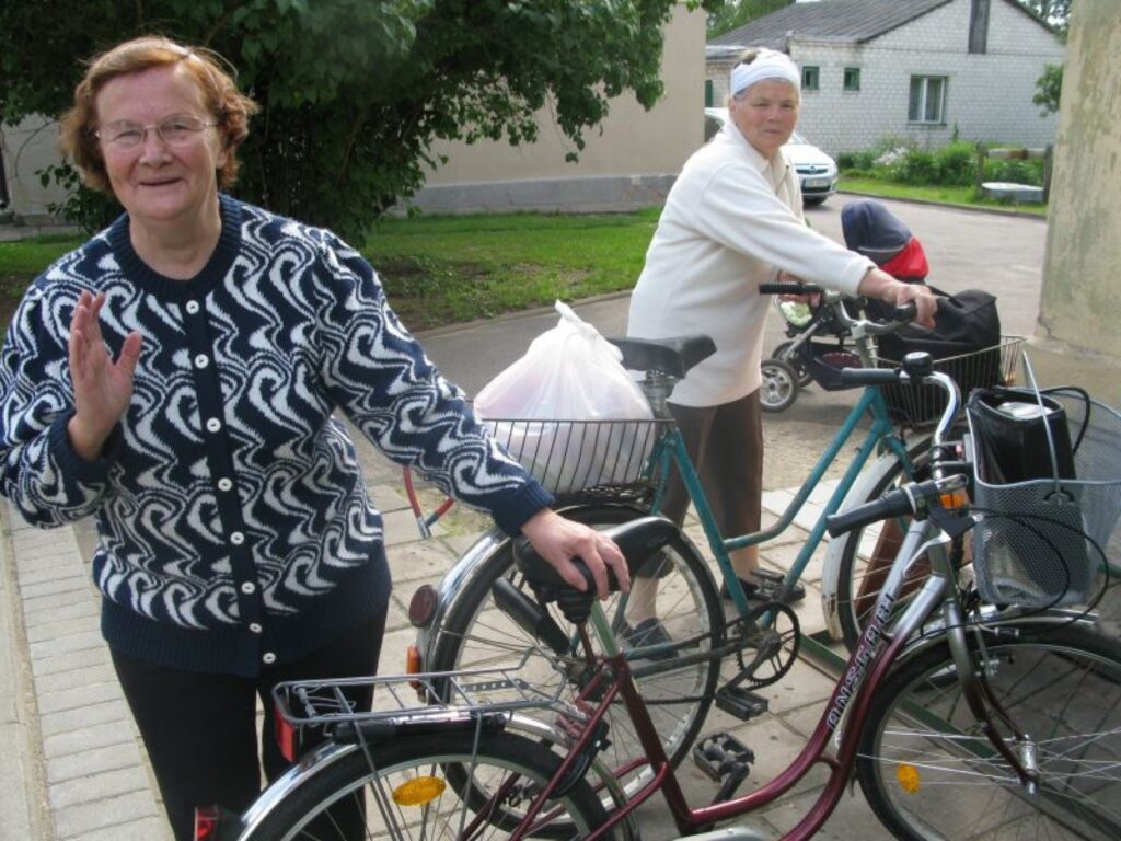 Arī strencēniete Veronika Rasa (no kreisās) labprāt izbrauktu jauno velomaršrutu, ja vien veselība atļautu. “Strenčos katrs otrais vai trešais brauc ar riteni,” viņa uzteic maršruta izveidi.
Autors: Sandra Pētersone