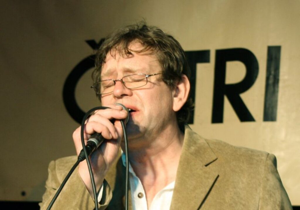 V. Tilčikam šis ir jau ceturtais albums – viens albums izdots, muzicējot kopā ar grupu „Palsa”, divi - kopā ar „Kaimiņiem”.
Autors: No personīgā arhīva