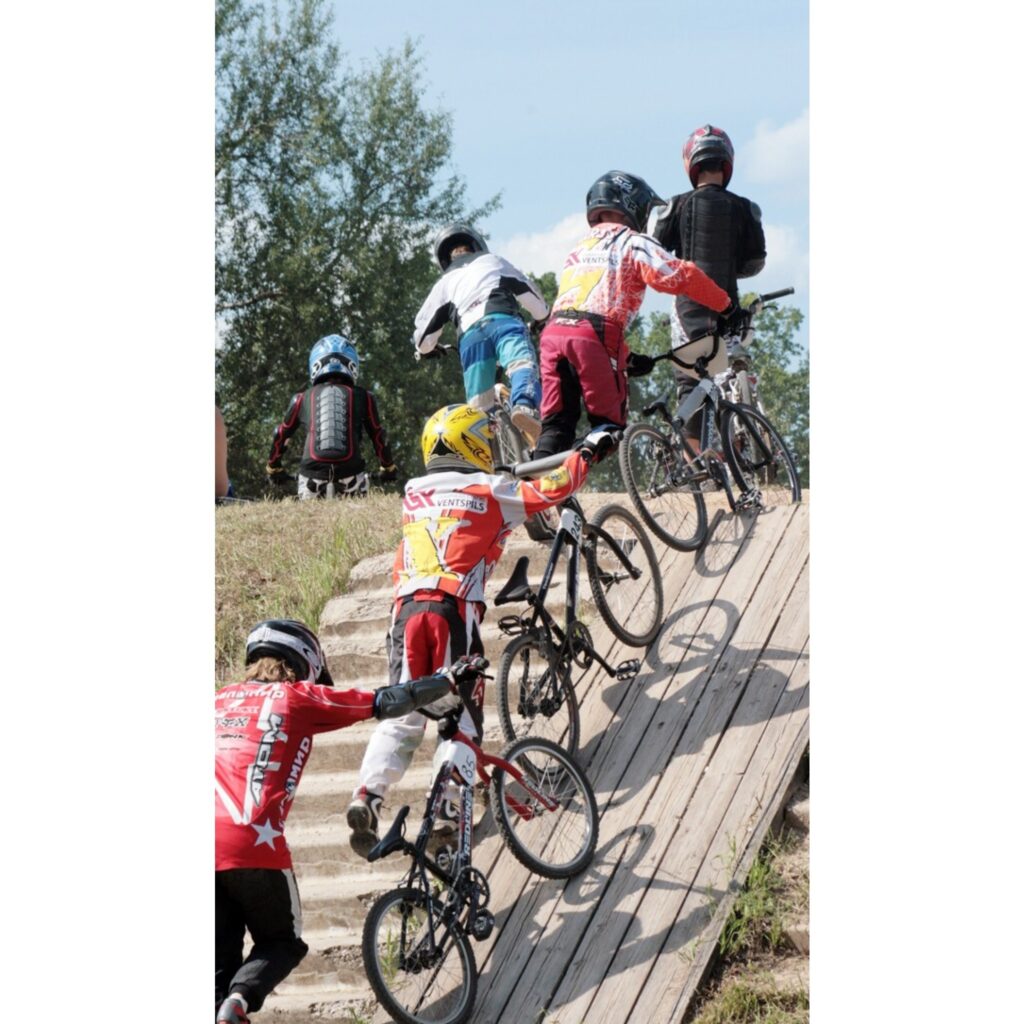 Latvijas čempionāta BMX 4.kārtas sacensības vēl nav beigušās, taču zināms, ka tik daudz dalībnieku šajā čempionāta posmā Valkā nekad vēl nav bijis. Uz šo čempionātu ieradās vairāk nekā 20 Maskavas bmxisistu un ne mazāk no Lietuvas...
Autors: Aldis Dubļāns