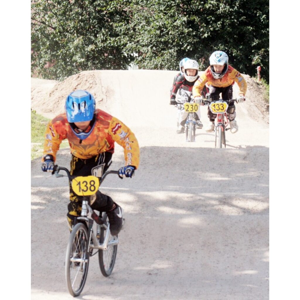 Latvijas čempionāta BMX 4.kārtas sacensības vēl nav beigušās, taču zināms, ka tik daudz dalībnieku šajā čempionāta posmā Valkā nekad vēl nav bijis. Uz šo čempionātu ieradās vairāk nekā 20 Maskavas bmxisistu un ne mazāk no Lietuvas...
Autors: Aldis Dubļāns