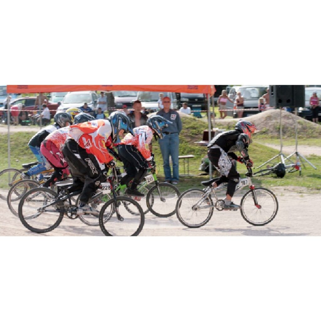 Latvijas čempionāta BMX 4.kārtas sacensības vēl nav beigušās, taču zināms, ka tik daudz dalībnieku šajā čempionāta posmā Valkā nekad vēl nav bijis. Uz šo čempionātu ieradās vairāk nekā 20 Maskavas bmxisistu un ne mazāk no Lietuvas...
Autors: Aldis Dubļāns