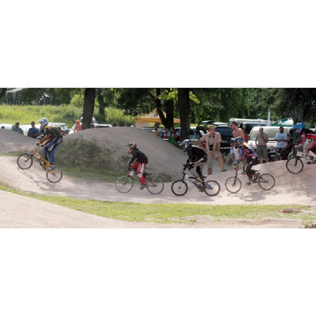 Latvijas čempionāta BMX 4.kārtas sacensības vēl nav beigušās, taču zināms, ka tik daudz dalībnieku šajā čempionāta posmā Valkā nekad vēl nav bijis. Uz šo čempionātu ieradās vairāk nekā 20 Maskavas bmxisistu un ne mazāk no Lietuvas...
Autors: Aldis Dubļāns