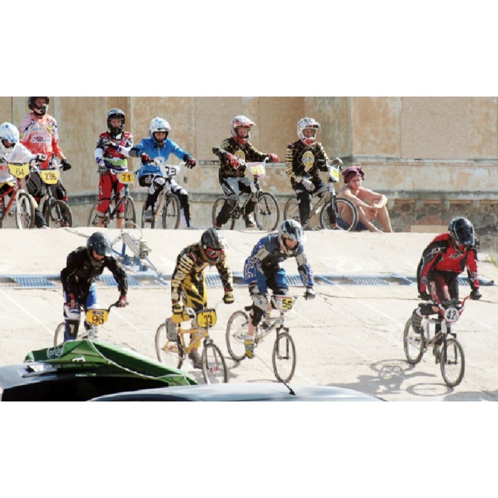 Latvijas čempionāta BMX 4.kārtas sacensības vēl nav beigušās, taču zināms, ka tik daudz dalībnieku šajā čempionāta posmā Valkā nekad vēl nav bijis. Uz šo čempionātu ieradās vairāk nekā 20 Maskavas bmxisistu un ne mazāk no Lietuvas...
Autors: Aldis Dubļāns