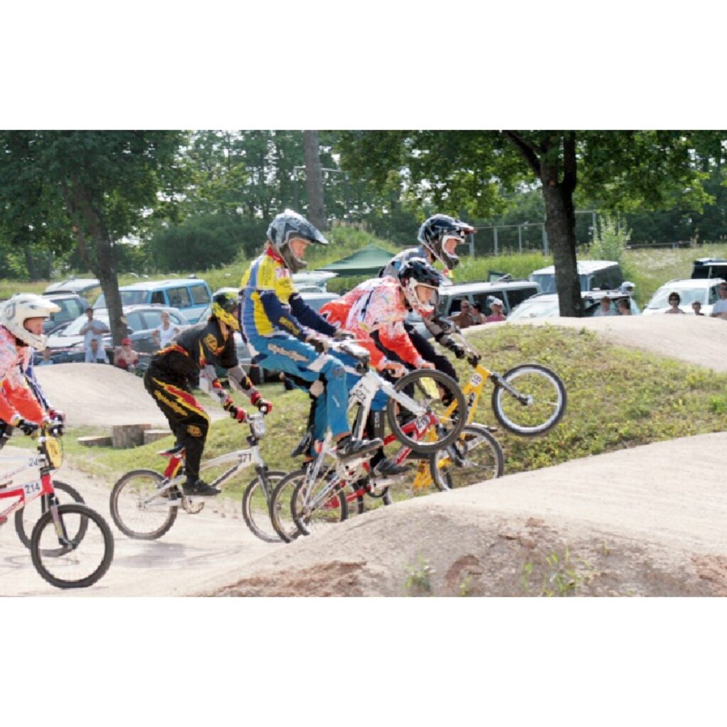 Latvijas čempionāta BMX 4.kārtas sacensības vēl nav beigušās, taču zināms, ka tik daudz dalībnieku šajā čempionāta posmā Valkā nekad vēl nav bijis. Uz šo čempionātu ieradās vairāk nekā 20 Maskavas bmxisistu un ne mazāk no Lietuvas...
Autors: Aldis Dubļāns