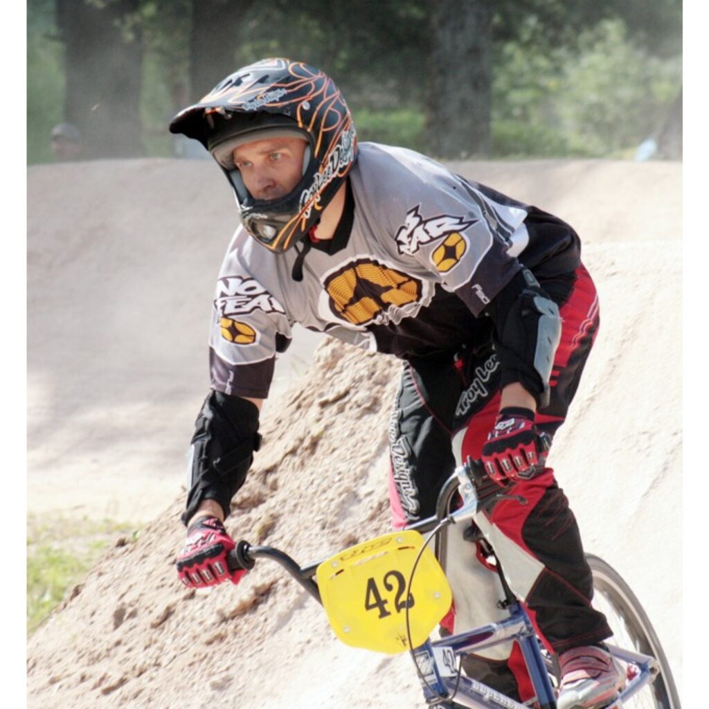 Latvijas čempionāta BMX 4.kārtas sacensības vēl nav beigušās, taču zināms, ka tik daudz dalībnieku šajā čempionāta posmā Valkā nekad vēl nav bijis. Uz šo čempionātu ieradās vairāk nekā 20 Maskavas bmxisistu un ne mazāk no Lietuvas...
Autors: Aldis Dubļāns