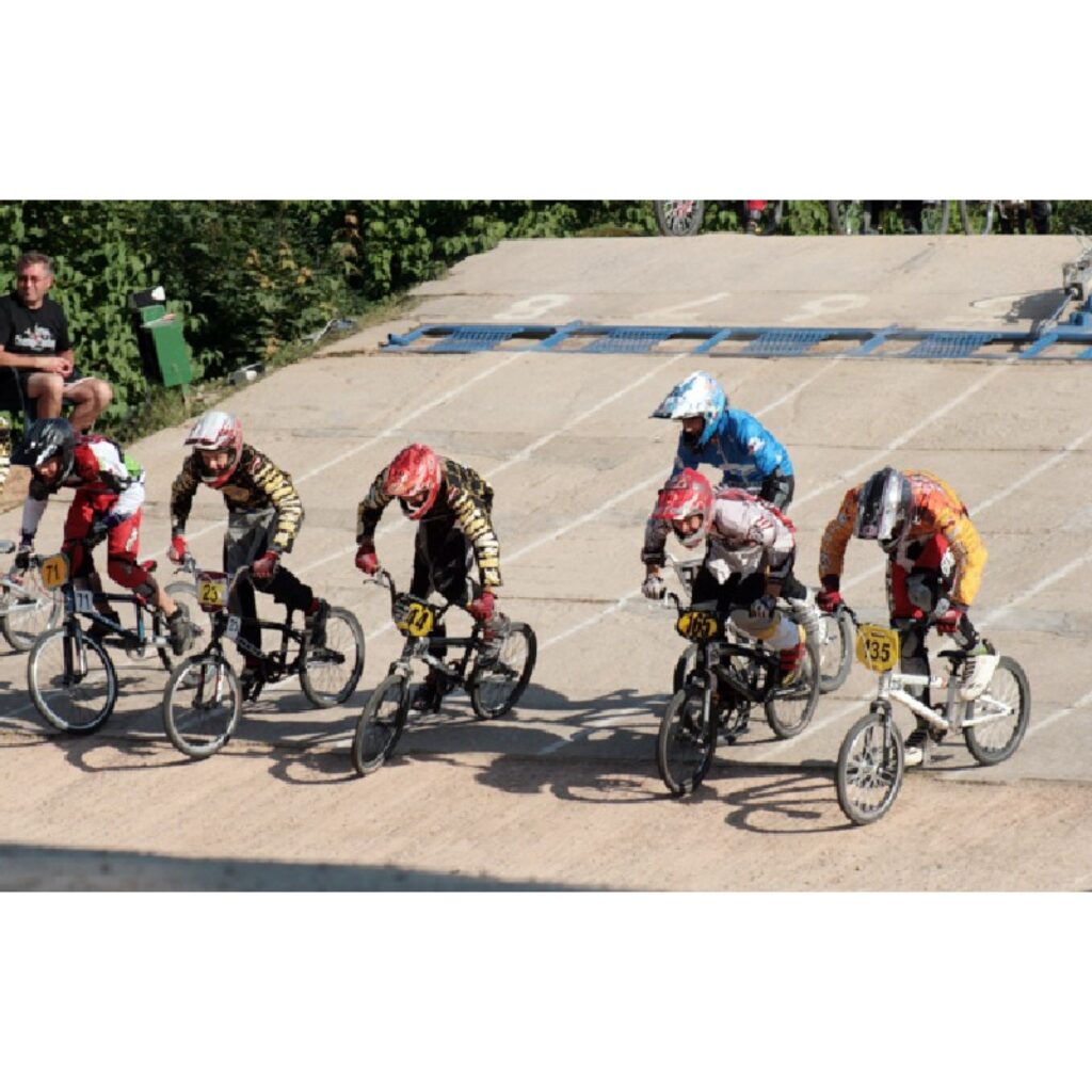 Latvijas čempionāta BMX 4.kārtas sacensības vēl nav beigušās, taču zināms, ka tik daudz dalībnieku šajā čempionāta posmā Valkā nekad vēl nav bijis. Uz šo čempionātu ieradās vairāk nekā 20 Maskavas bmxisistu un ne mazāk no Lietuvas...
Autors: Aldis Dubļāns