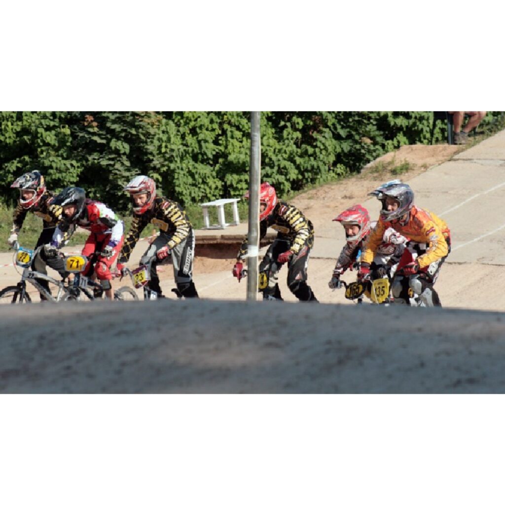 Latvijas čempionāta BMX 4.kārtas sacensības vēl nav beigušās, taču zināms, ka tik daudz dalībnieku šajā čempionāta posmā Valkā nekad vēl nav bijis. Uz šo čempionātu ieradās vairāk nekā 20 Maskavas bmxisistu un ne mazāk no Lietuvas...
Autors: Aldis Dubļāns