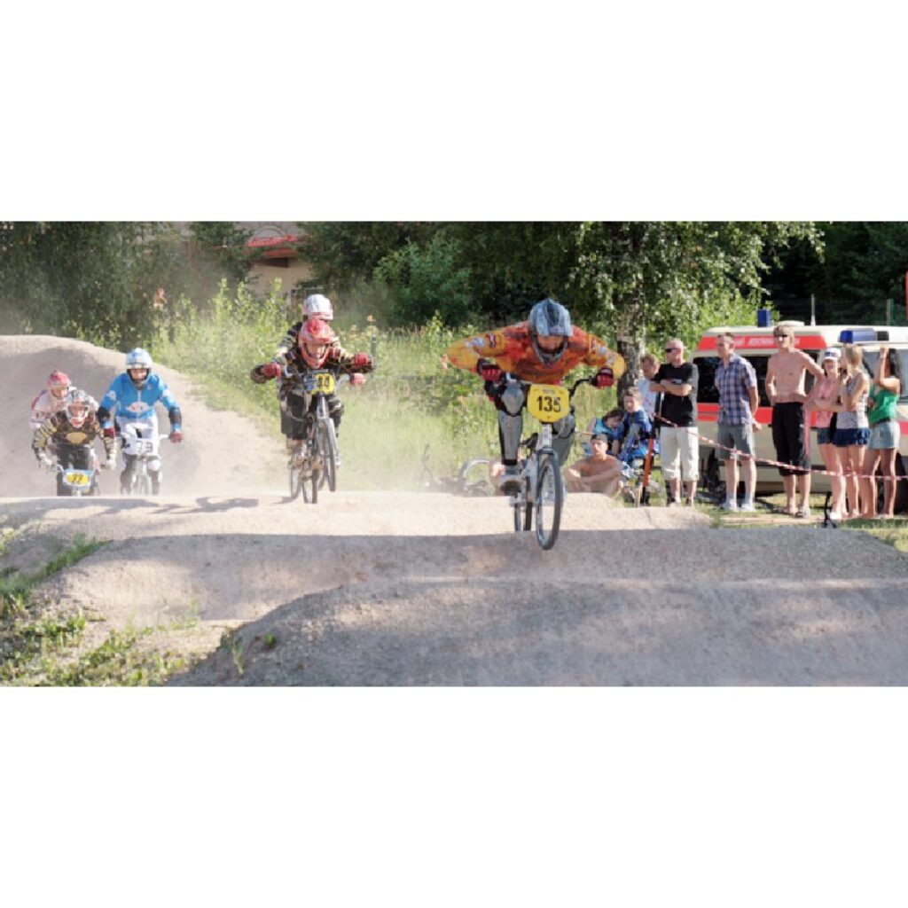 Latvijas čempionāta BMX 4.kārtas sacensības vēl nav beigušās, taču zināms, ka tik daudz dalībnieku šajā čempionāta posmā Valkā nekad vēl nav bijis. Uz šo čempionātu ieradās vairāk nekā 20 Maskavas bmxisistu un ne mazāk no Lietuvas...
Autors: Aldis Dubļāns