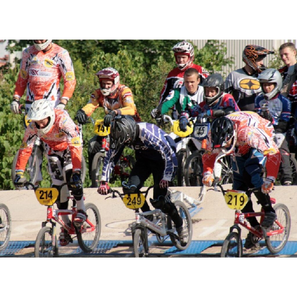 Latvijas čempionāta BMX 4.kārtas sacensības vēl nav beigušās, taču zināms, ka tik daudz dalībnieku šajā čempionāta posmā Valkā nekad vēl nav bijis. Uz šo čempionātu ieradās vairāk nekā 20 Maskavas bmxisistu un ne mazāk no Lietuvas...
Autors: Aldis Dubļāns
