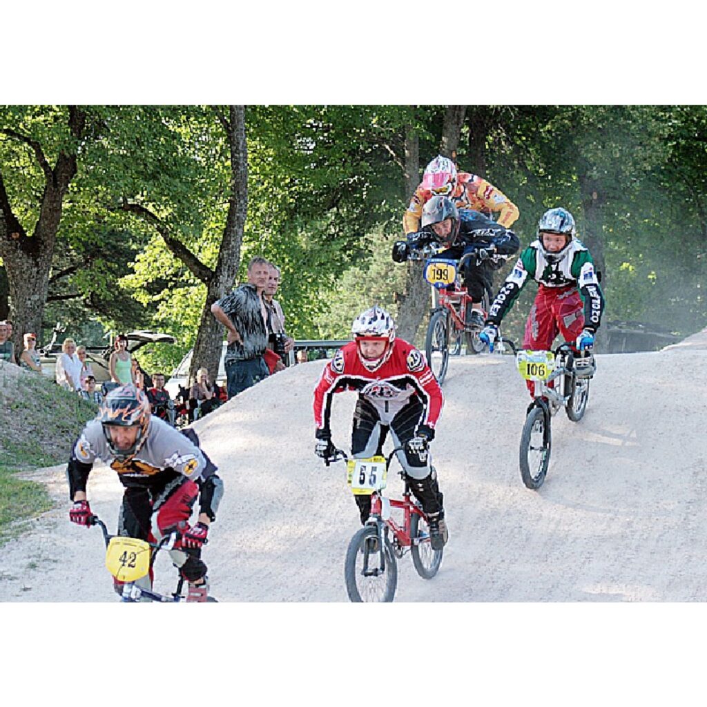Latvijas čempionāta BMX 4.kārtas sacensības vēl nav beigušās, taču zināms, ka tik daudz dalībnieku šajā čempionāta posmā Valkā nekad vēl nav bijis. Uz šo čempionātu ieradās vairāk nekā 20 Maskavas bmxisistu un ne mazāk no Lietuvas...
Autors: Aldis Dubļāns