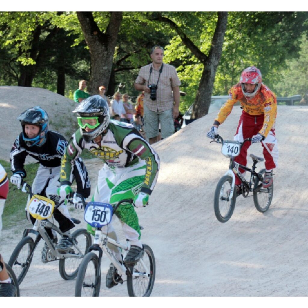 Latvijas čempionāta BMX 4.kārtas sacensības vēl nav beigušās, taču zināms, ka tik daudz dalībnieku šajā čempionāta posmā Valkā nekad vēl nav bijis. Uz šo čempionātu ieradās vairāk nekā 20 Maskavas bmxisistu un ne mazāk no Lietuvas...
Autors: Aldis Dubļāns