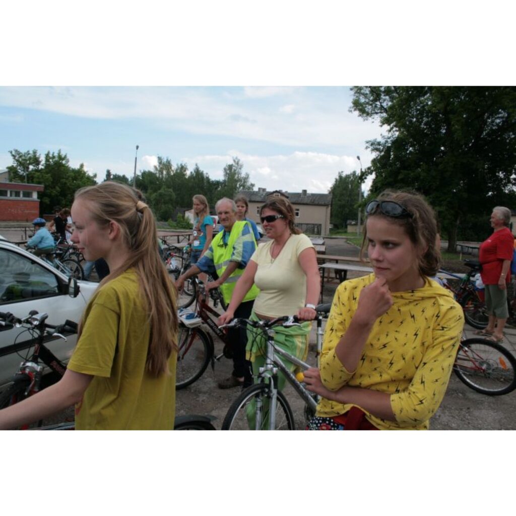 Vakar vēlā pēcpusdienā velomaratona “Barona taka” dalībnieki ieradās Valkā un pie autoostas iestādīja vairāku šķirņu košumkrūmus. Šodien stādīšana turpināsies Smiltenē.
Autors: Aldis Dubļāns