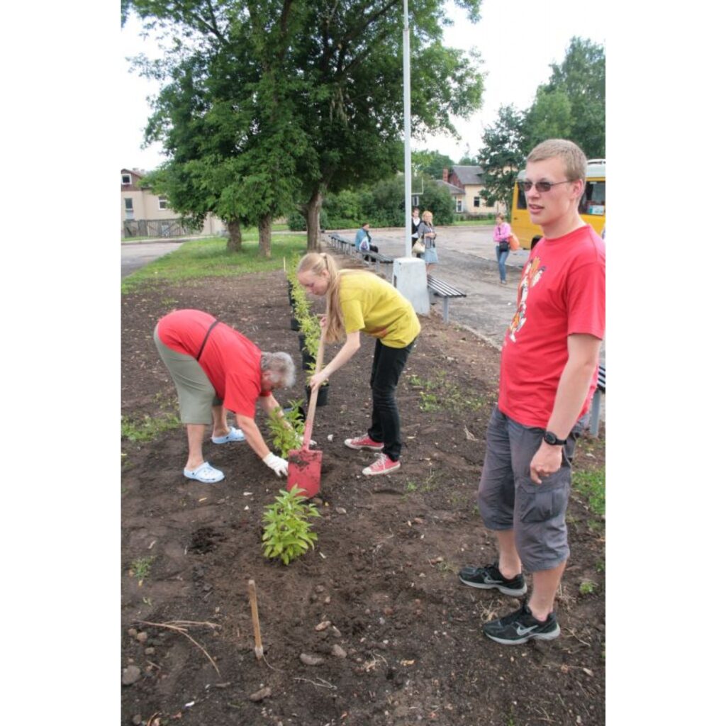Vakar vēlā pēcpusdienā velomaratona “Barona taka” dalībnieki ieradās Valkā un pie autoostas iestādīja vairāku šķirņu košumkrūmus. Šodien stādīšana turpināsies Smiltenē.
Autors: Aldis Dubļāns