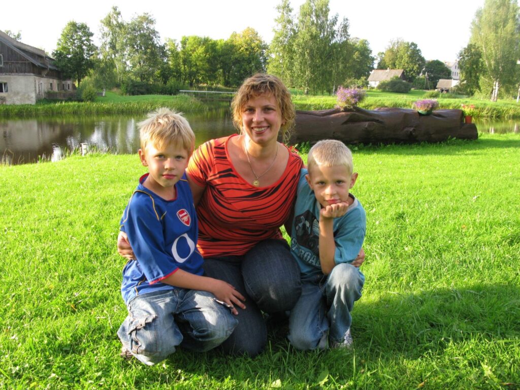 Blomes pagastā Eberhardu ģimēnē šogad būs divi pirmklasnieki Renārs (no kreisās) un Rūdolfs. Dvīņu māmiņa Jolanta cer, ka skolā viss būs mierīgi, jo tagad enerģijas pārpilnie bērni izbauda vasaras priekus un par mācībām vēl nedomā.
Autors: Santa Sinka