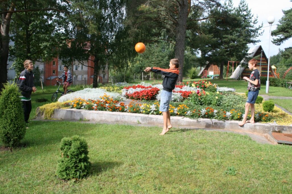 Brīvajā laikā bērni var spēlēt dažādas sporta spēles.