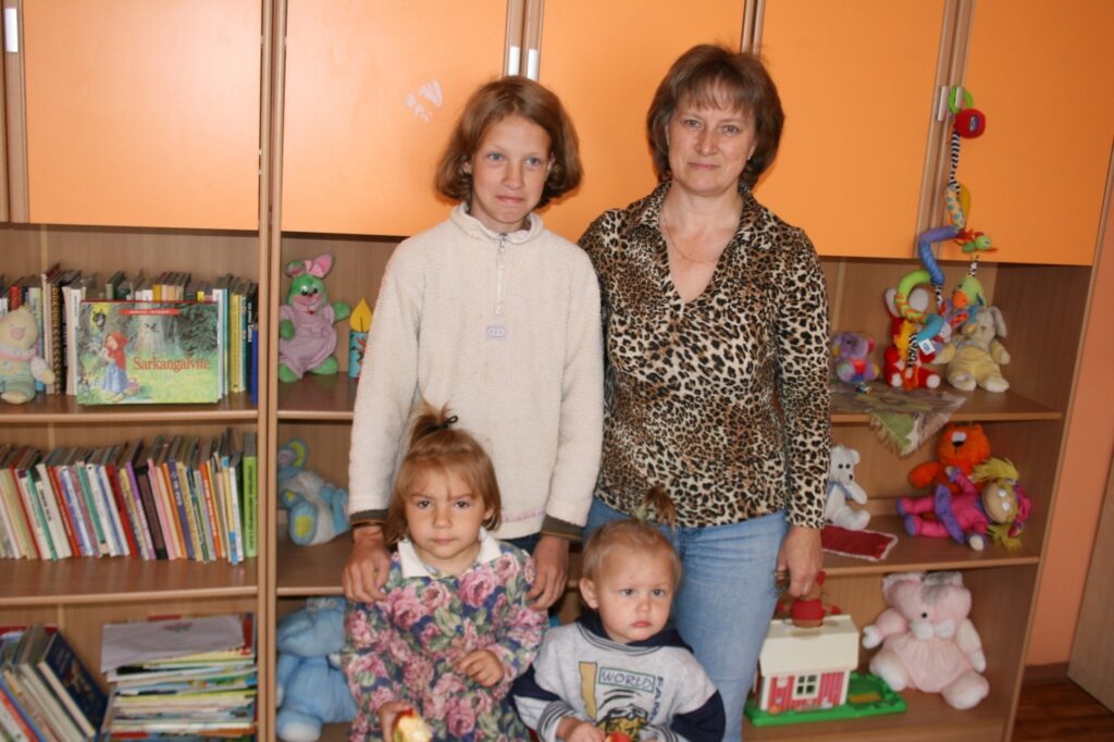Audzinātāja Ligita Gulbe bērnus ik pa brīdim aicina pievērsties ne tikai rotaļām, bet arī grāmatām.