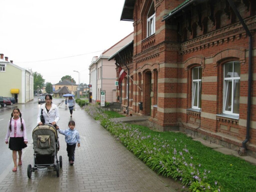 Jaunā māmiņa Jevgēņija Kolosova (attēlā) atzinīgi vērtē Smiltenes novada domes projektu, kā iedzīvotājiem padarīt pieejamāku pašvaldības ēku Dārza ielā 3, jo tad viņai nevajadzētu stiept ēkā bērnu ratiņus. Pie mājas paredzēt izveidot arī ratiņu un riteņu novietni. 
Autors: Sandra Pētersone