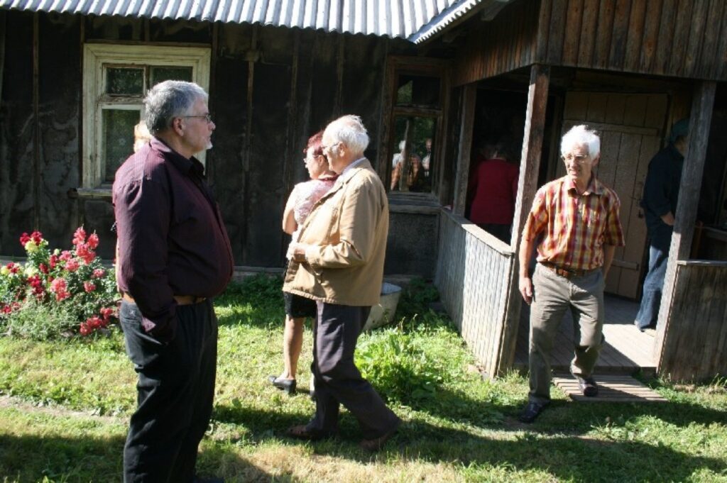 Pasākuma dalībnieki iepazīstas ar dzejnieces dzimtajām mājām.
Autors: Aivars Zilbers