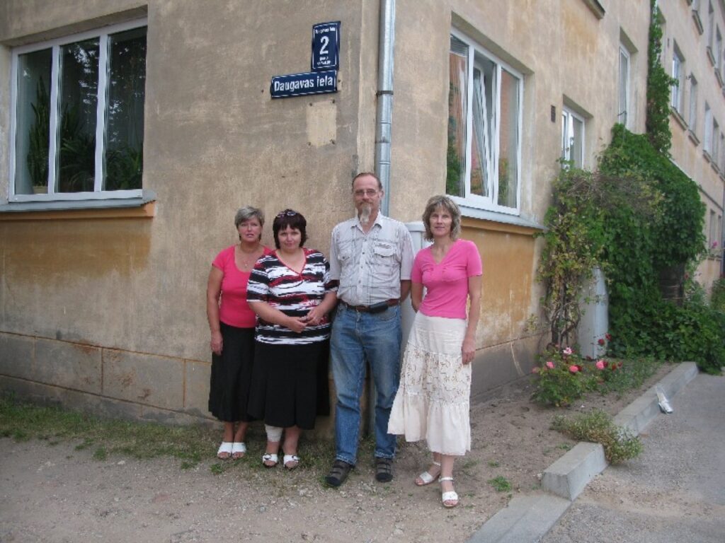 Atmiņās par šajā mājā kopā pavadīto laiku dalījās Māra Dergača (no kreisās) Irēna Dergača, Guntis Reimanis un Ilma Reimane. Tā ir tikai maza daļiņa no visiem bērniem, kas šeit aizvadīja savu bērnību. Tolaik viņi bija apmēram 20.
Autors: Baiba Šķērīte
