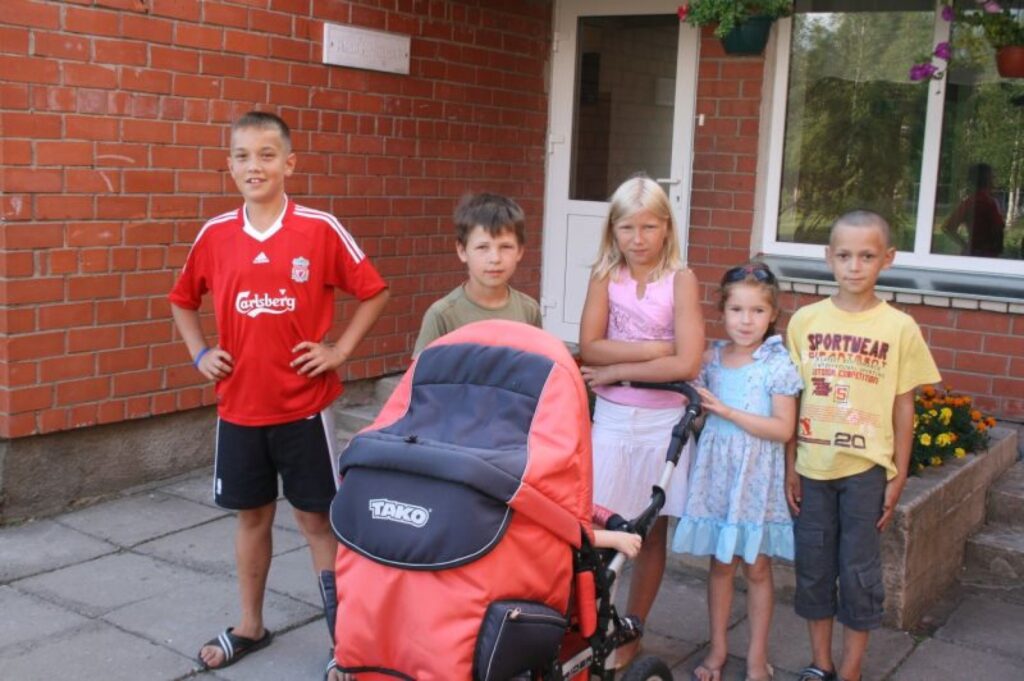 Pie skolas satiktie bērni apliecina, ka grib mācīties Plāņos.
Autors: Aivars Zilbers