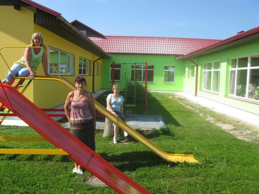 Launkalnes bērnudārza skolotāja Anda Dinga (no kreisās), Ligita Baltere un skolotājas palīdze Svetlana Ložečņika un citas skolotājas šovasar pārkrāsoja arī rotaļu laukuma aprīkojumu, lai tas neatpaliktu no  skolas košās ēkas
Autors: Sandra Pētersone