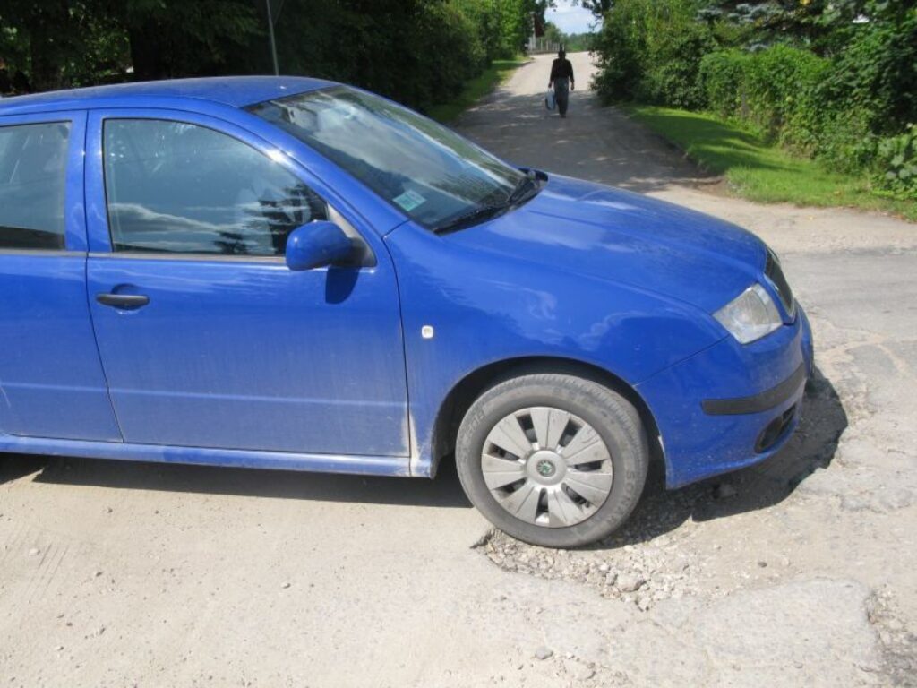 Smiltenē bedres Blaumaņa un Galdnieku ielā ar laiku kļūst vēl lielākas un neizbraucamākas. Šajās ielās pārvietošanās ar auto atgādina šūpošanos karuselī.
Autors: Baiba Šķērīte