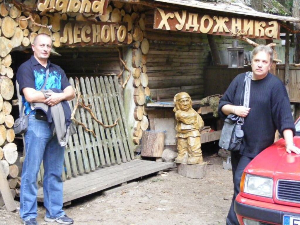 Valkas teātra režisors Aivars Ikšelis (no labās) un aktieris Aleksandrs Primaks no savdabīgā festivāla Mihailovskas mežos atgriezušies ar vislabākajiem iespaidiem.
Autors: No arhīva