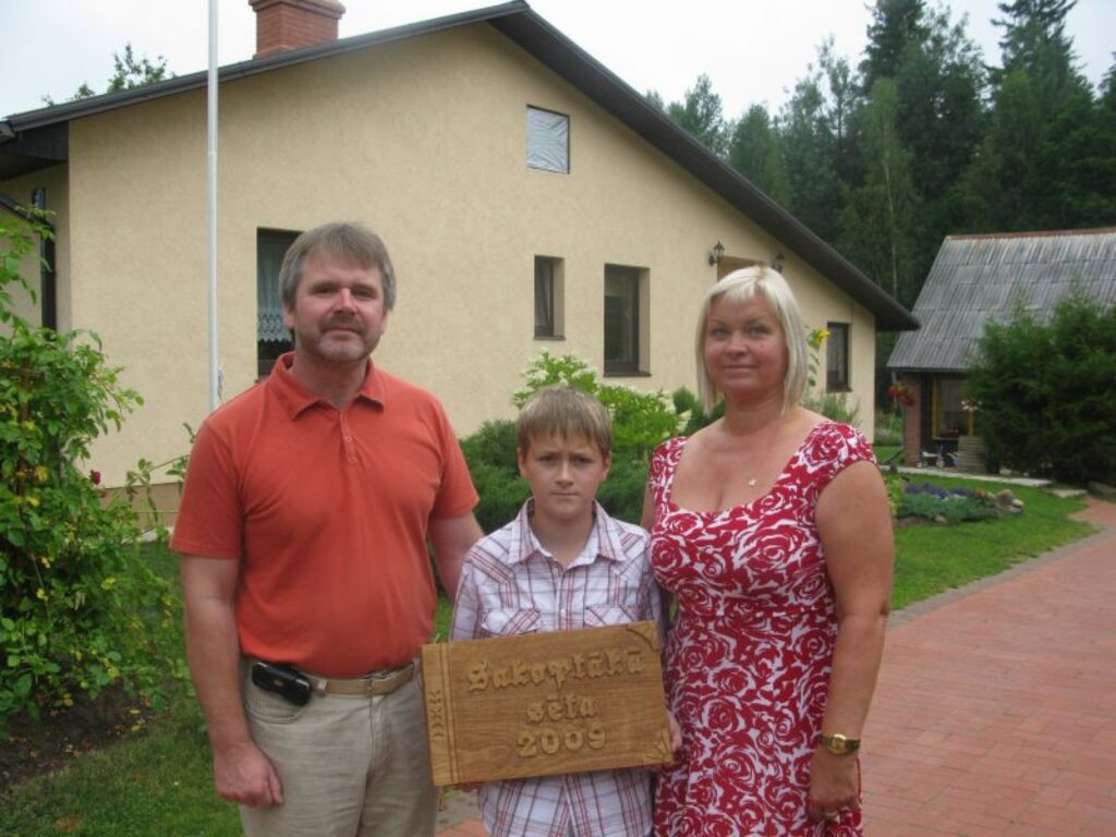 Šogad par Strenču pilsētas sakoptāko sētu atzīts Maijas un Aigara Ancveriņu īpašums Raiņa ielā 7. Savs stūrītis ar batutu tajā atvēlēts viņu dēlam Pēterim.
Autors: Sandra Pētersone