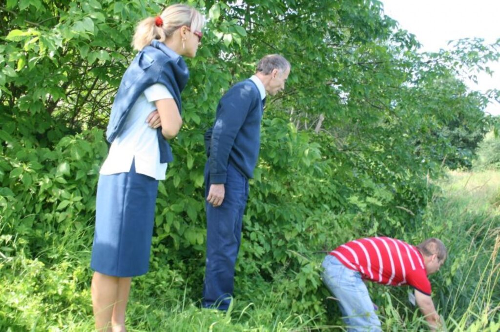 Vakar Igaunijas vides speciālisti ūdens paraugus analīzēm no Varžupītes ņēma Latvijas pusē.
Autors: Aivars Zilbers