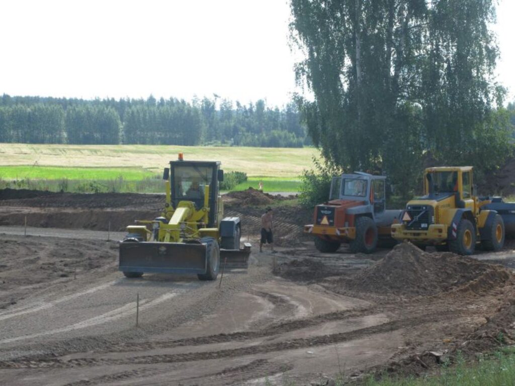 Blakus Brantu pagasta ēkai top jauns sporta laukums. Ja solītais piepildīsies, tad šajā vietā jau septembrī būs sporta laukums ar skrejceliņiem, basketbola un futbola laukumu, būs arī bērnu laukumiņš, ģērbtuves un tualetes.
Autors: Santa Sinka