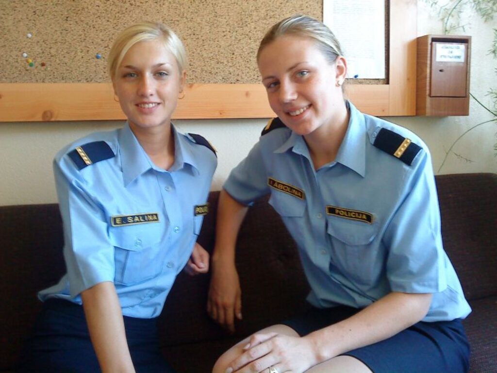 Inga Āboliņa un Egita Saliņa nenožēlo, ka izvēlējušas mācīties par policistēm. “Tā ir lieliska profesija un iespēja palīdzēt cilvēkiem,” domā meitenes.
Autors: No personīgā arhīva