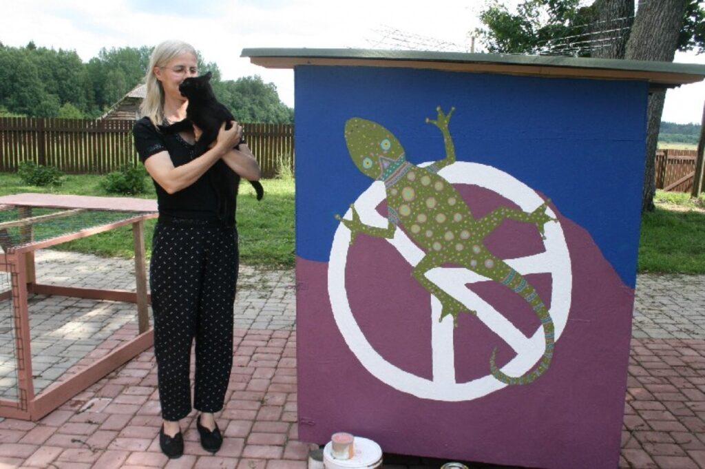 Pasaku namiņam līdzīgo vistu māju Marta apglezno īpaši krāsaini.
Autors: Inga Karpova