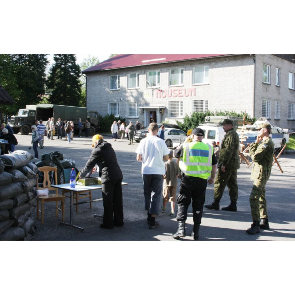 Piektdien un sestdien Valgā bija unikāls pasākums – I Starptautiskās kara vēstures dienas. To ietvaros notika vēstures tematiskā konference, pilsētas militārā ekskursija, kara inventāra un citu senlaicīgu priekšmetu gadatirgus, kara mašīnu...
Autors: Aldis Dubļāns